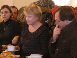 Eva Joly entre Carine Mayo (présidente des JNE) et Valéry Laramée (président de l'AJE) au petit déjeuner du 7 février 2012 - photo Bernard Desjeux