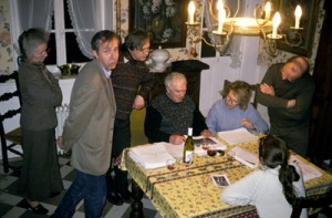 Christian Pirot, éditeur, et Sylvie Genevoix lors de la préparation du livre La Loire et Maurice Genevoix aux Vernelles à Saint-Denis-de-l'hôtel. Debout à gauche, Bernard Maris