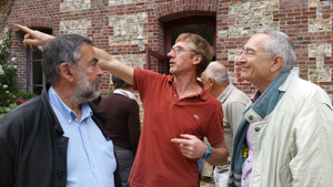 Le propriétaire du moulin entouré par Bernard Desjeux et Richard Varrault © Éric Sanson